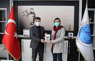 Üniversite öğrencisi, Rektör Karacoşkun’a şiir...