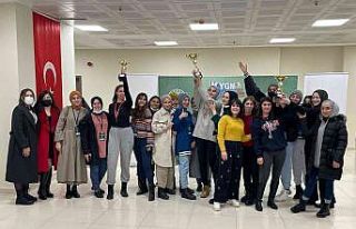 Üniversiteli gençlerin masa tenisi keyfi