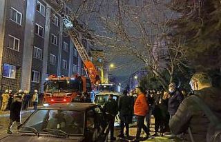 Üsküdar’da 5 katlı binanın çatısı alevlere...