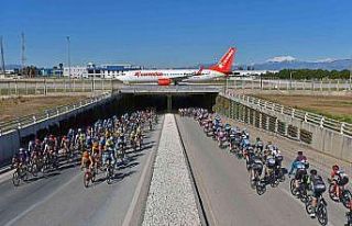 Üst geçitteki uçak Tour Of Antalya’nın simge...