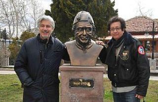 Uygur kardeşler Akşehir’de babalarının büstünü...