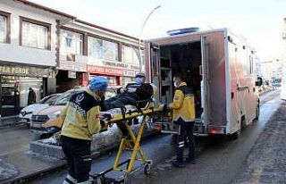 Üzerine düşen buz sarkıtı yaraladı, o belediyeyi...