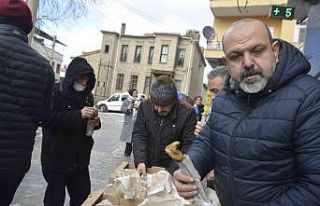 Vakıftan vatandaşlara gözleme ikramı
