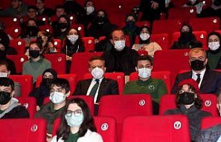 Vali Aksoy, öğrencilerle birlikte Malazgirt 1071...