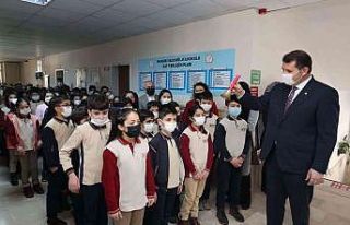 Vali Ayhan öğrencilerin heyecanına ortak oldu