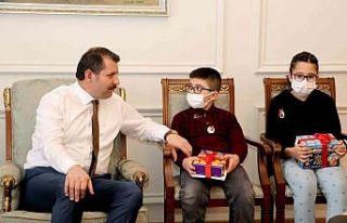 Vali Ayhan’dan kitap kurtlarına hediye