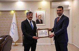 Vali Bilmez’den Kaymakam Savar’a başarı belgesi