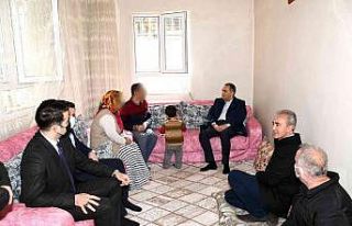 Vali Çuhadar ihtiyaç sahibi vatandaşları evinde...