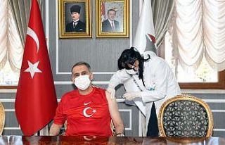 Vali Çuhadar, Turkovac aşısını yaptı