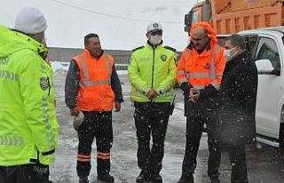 Vali Işık, karla mücadele eden ekipleri ziyaret...