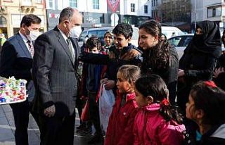 Vali Özkan çocuklara şivlilik dağıttı