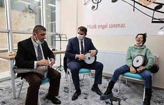 Vali yürekleri ısıttı, engellilerle darbuka çalıp...