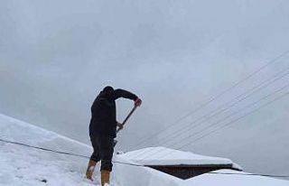 Vatandaşların çatılarındaki karla mücadelesi