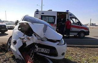 Virajı alamayan otomobil önce direğe sonra bahçe...