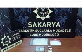 Yabancı uyruklu karı koca uyuşturucuyu otomobilin...