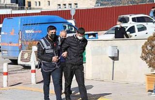 Yabancı uyruklu şahsı darp edip cep telefonlarını...