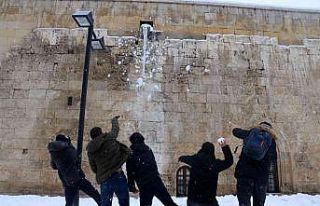 Yağan karı eğlenceye dönüştürdüler