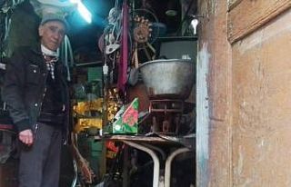 Yağmurdan işyerine sığındı