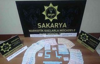 Yakalanacaklarını anlayınca uyuşturucuyu yola...