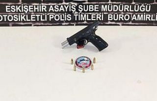 Yakalanan şahsın üzerinden tabanca çıktı