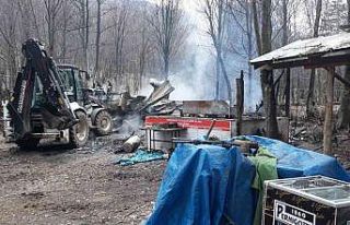 Yalova Kent Ormanı’ndaki ahşap işletme yanarak...