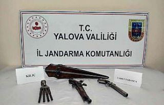 Yalova’da tarihi tabanca ve kılıç ele geçirildi