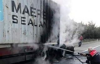 Yanan tır dorsesi kullanılmaz hale geldi