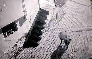 Yanından geçtiği mazgal demirini dönüp çaldı