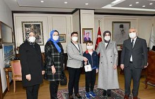 Yaşı küçük gönlü büyük: Harçlığıyla tekerlekli...