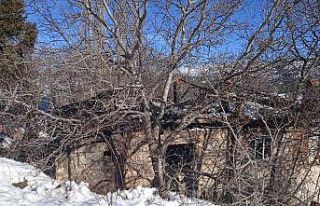 Yaşlı çiftin evi kış gününde küle döndü