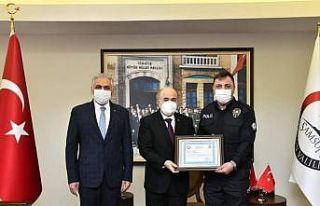 Yaşlı kadını alevler arasından sırtında taşıyarak...