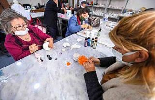 Yaşlılar, Büyükşehir Belediyesinin El Sanatları...