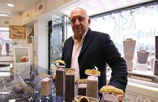 Yastık altındaki altınla insanlar kazanıp kazandıracak