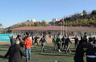 Yeşil sahada yumruk ve tekmeler havada uçuştu
