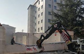 Yıkım çalışmaları sürüyor