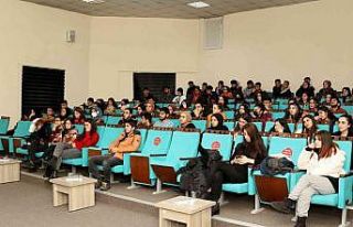 YKS’ye hazırlanan öğrencilere seminer