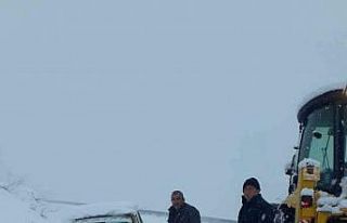 Yoğun kar yağışıyla birlikte kapanan köy yollarına...
