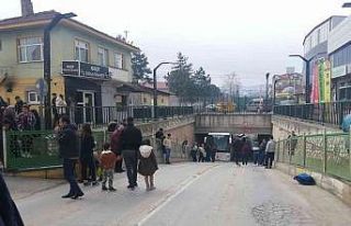 Yolcu otobüsü alt geçitte sıkıştı, ekipler...