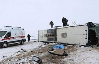 Yolcu otobüsü devrildi, 1 ölü 34 yaralı