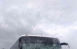 Yolcu otobüsü kamyona çarptı: 9 yaralı