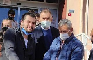 Yolda bulduğu yavru baykuşu elleriyle besledi