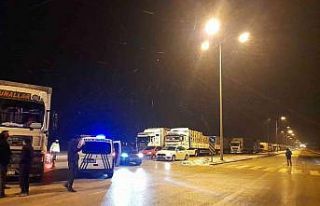 Yolda kalan araçlardaki vatandaşlara çorba ikramı