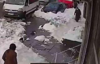 Yolda yürüyen kadının kafasına kar kütlesi düştü