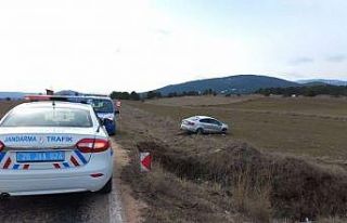 Yoldan çıkan araçtaki 3 kişi yaralandı