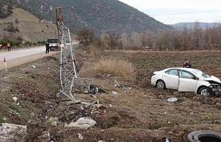 Yoldan çıkan otomobil elektrik direğine çarparak...