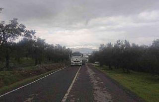 Yoldan çıkan tır trafiği kapattı