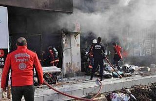 Yorgan dükkanı alev alev yandı