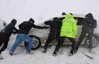 Yüksekova’da kar hayatı felç etti, 8 araç zincirleme...