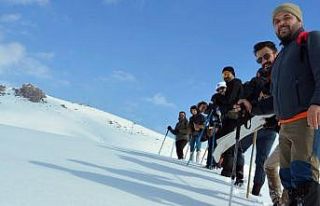 Yüksekova’nın karlı dağlarında 10 kilometrelik...