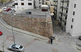 12 katlı binanın istinat duvarında oluşan çatlaklar...